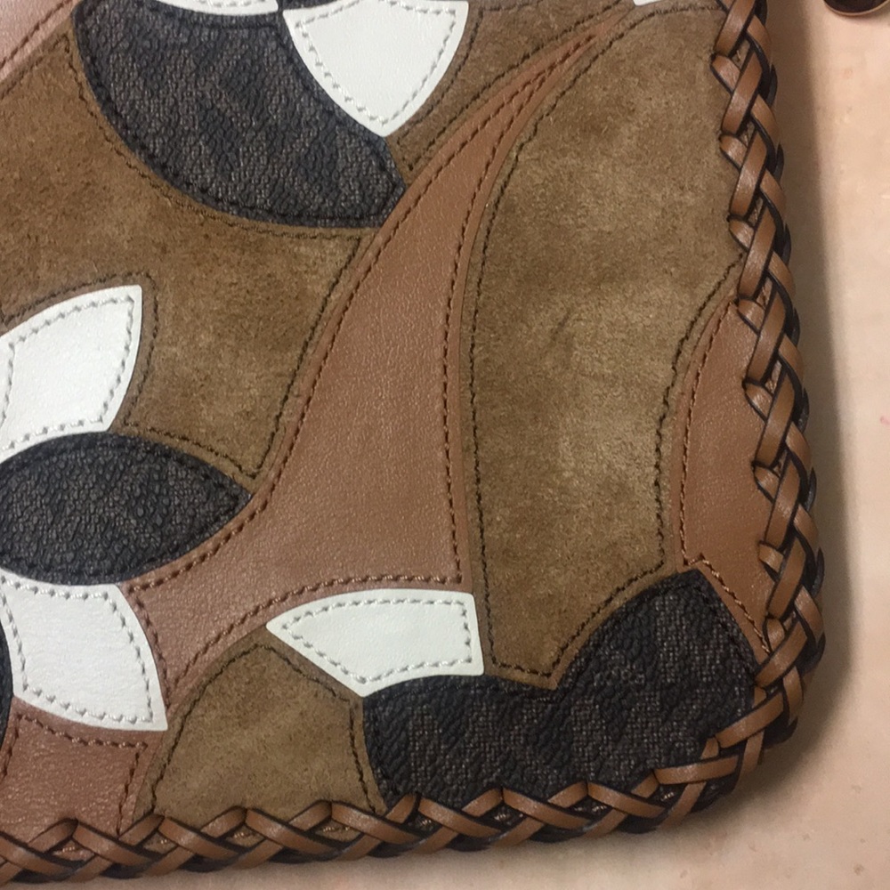 Micheal Kors || Daniela Leather Wristlet - Picture 5 of 8